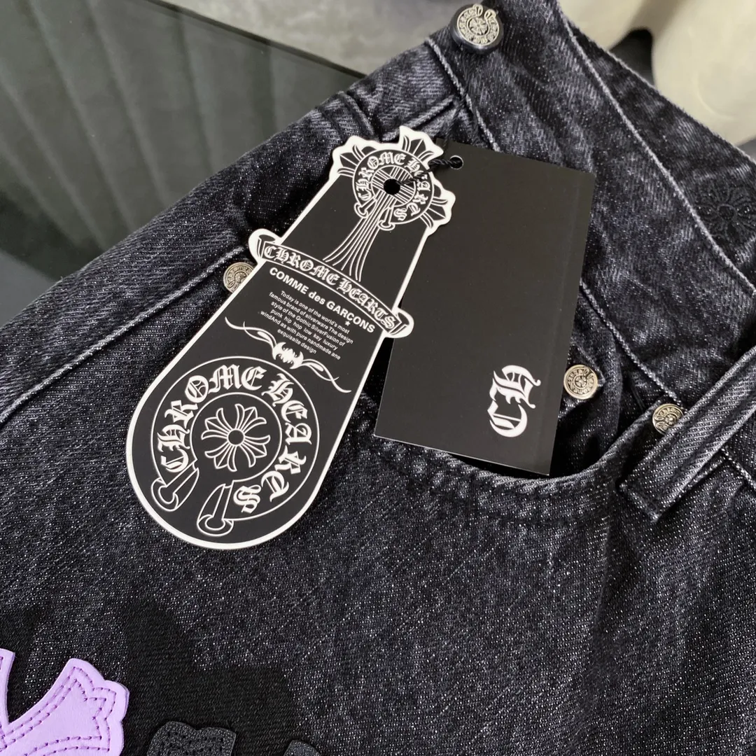 🅿️370 Chrome Hearts New Chrome Hearts Store Limited Edition Black Purple Ox King Heavy Industry Leather Label Jeans Same Style for Men and Women Original Purchased and Patterned 10W➕Really Restores the Ultimate Texture of Vintage Special Italian Cowhide Printing and Cutting Customized Sheepskin Three-layer Thick Line Leather The whole body is spliced in heavy water washing process Craftsmen hand-splash ink You can see the details Three-dimensional cutting version Loose and comfortable, not picky on the body, tall and slim, made by a large factory Original factory quality control, same style for men and women, can be matched with couples, versatile recommendation, must-have jeans for all seasons Color: black Size: S-XL